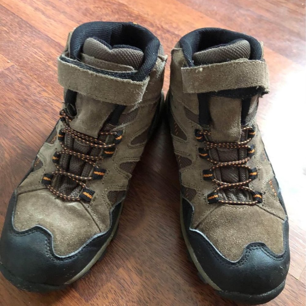 Kid’s Stone Canyon all terrain boots Sz 3.5